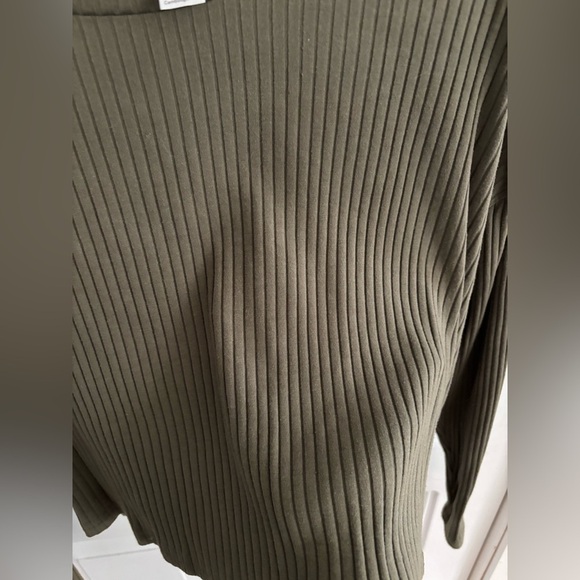 Green top - Picture 2 of 3